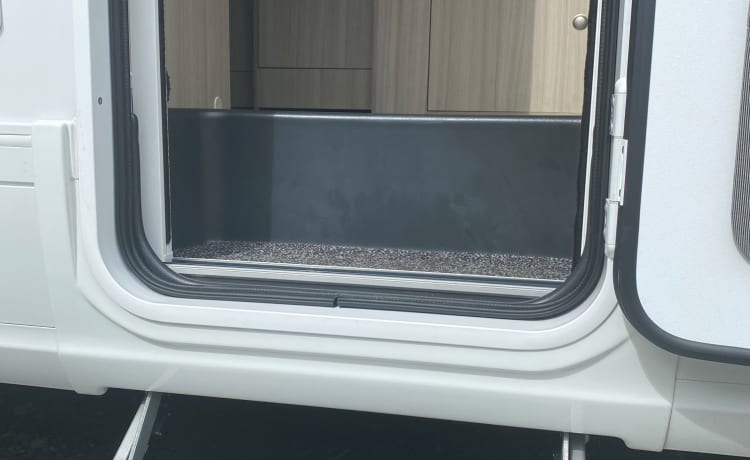 King VI – Brand new and spacious alcove camper for 5