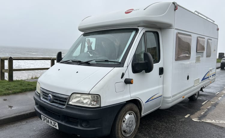 BeeHappy Motorhome Hire 🐝 – Beau camping-car 4 couchettes parfait pour un coupon ou une petite famille. 