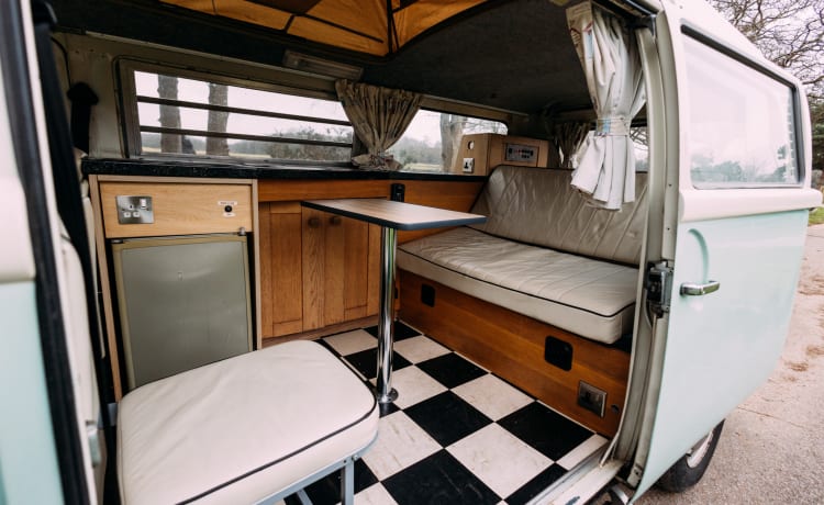 Maeve – Un camping-car VW classique AUTHENTIQUE de 1973