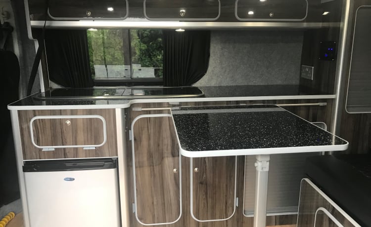 Apollo – Campervan met 4 slaapplaatsen (optie om te upgraden naar 6 slaapplaatsen met Drive away luifel)