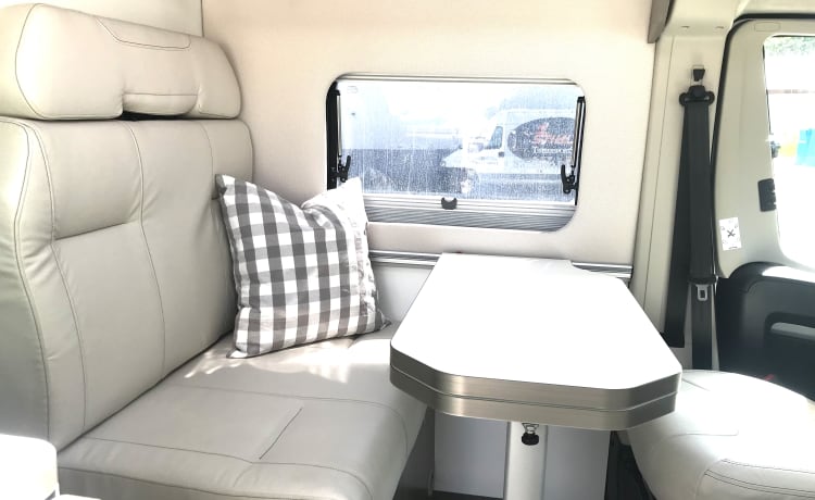 Luna de Plata – Fully equipped, state-of-the-art box van