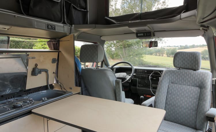 Stoere VW T4 California bus klaar voor avontuur!