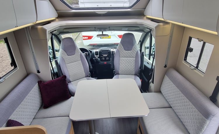 670dc – Sehr luxuriöser Camper mit freistehendem Bett und viel Sitzfläche