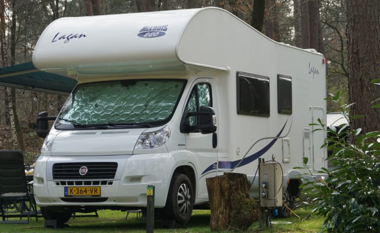 McLouis – Camping-car alcôve McLouis soigné pour 6 personnes avec lits superposés