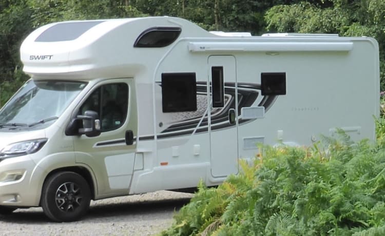 Meet Champ  – Un camping-car polyvalent et luxueux, familial, 4 couchettes, 4 sièges ceinturés