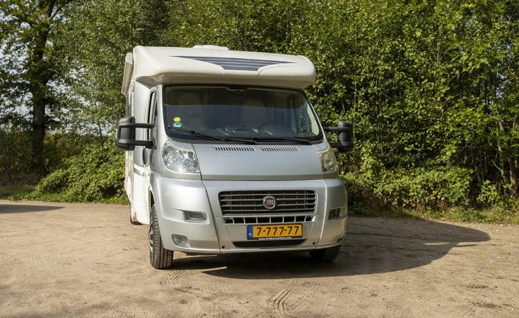 Half-integrated 4 personen camper uit 2013