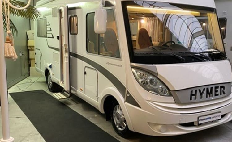 Camper integrale Hymer molto spazioso e bello con letto matrimoniale