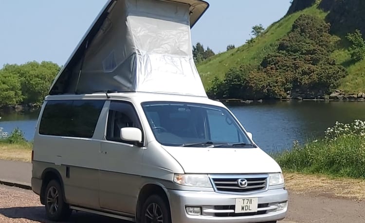 Ontspannen en retro Mazda Bongo (de originele Mystery Machine)