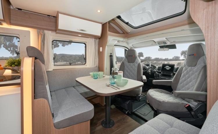 Carado T447 – Zeer luxe camper lengtebedden - aparte douche - XXL garage  - hoekzit