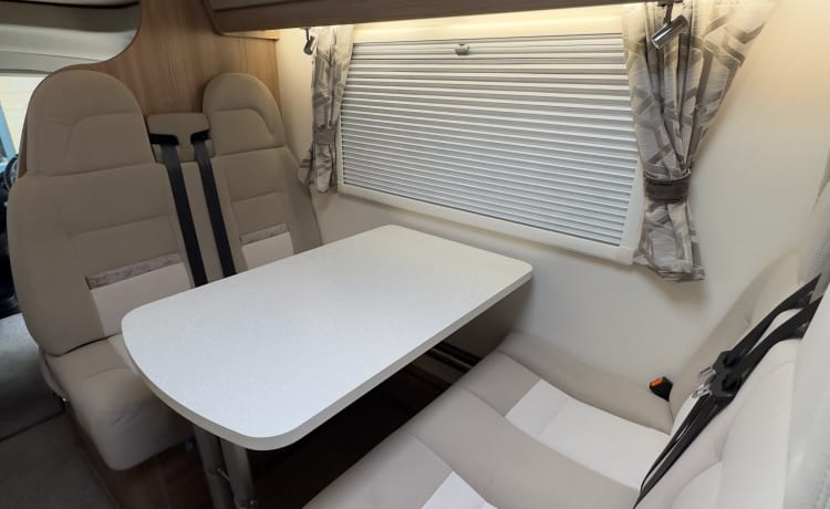 6 Berth 6 Belts - Le camping-car familial ultime