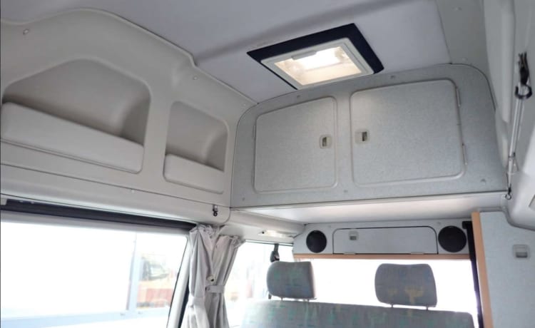 Ollie – 2p Volkswagen bus uit 1998 met airco 