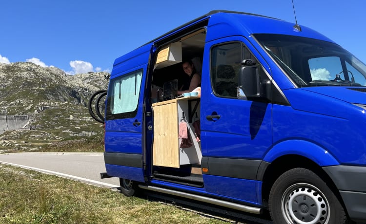 Camper autobus ideale per avventure o famiglie con bambini 