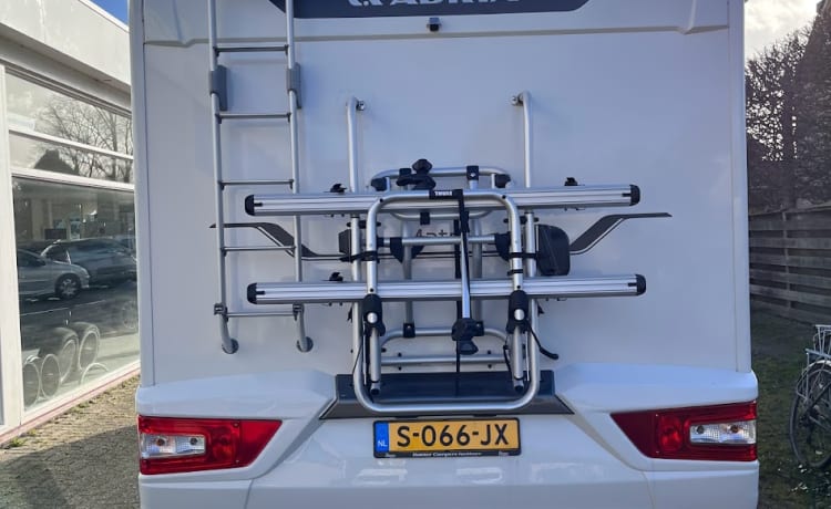 Luxe 4-Persoons Adria Camper - automaat, fietslift en tweepersoons bed
