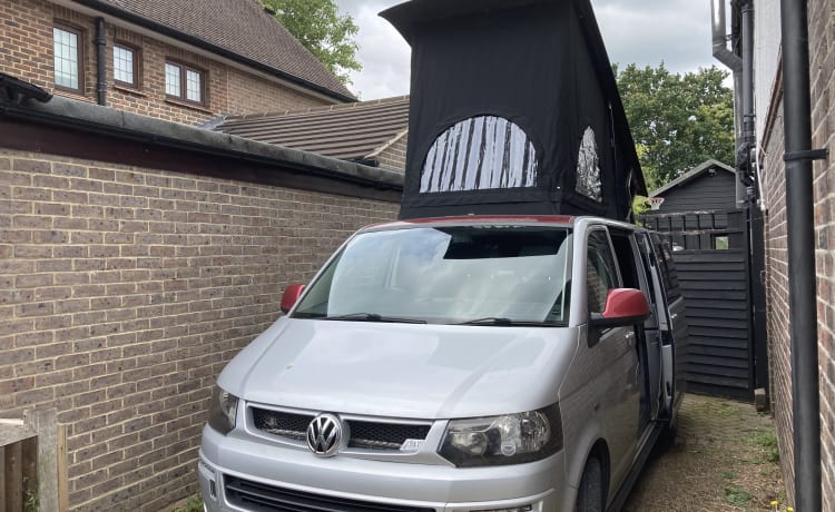 Van de maison  – VW T5 6 zitplaatsen 4 slaapplaatsen plus 2 in luifel