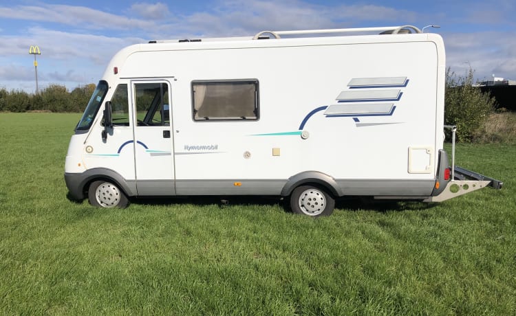 Ideal family camper Hymer B574, Airco, Fixed bed and Drop-down bed 5 pers, 2.8 Turbo