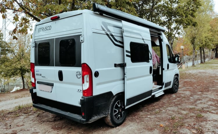 Fusco – 4-BED VAN