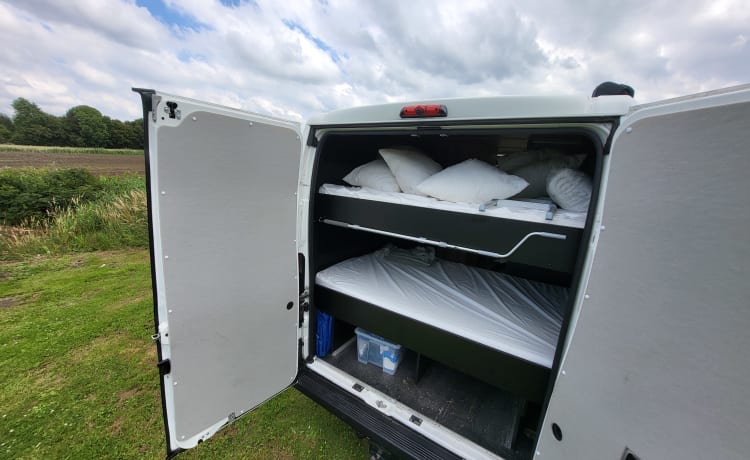 Camperbus avontuurlijke familiecamper 4 personen