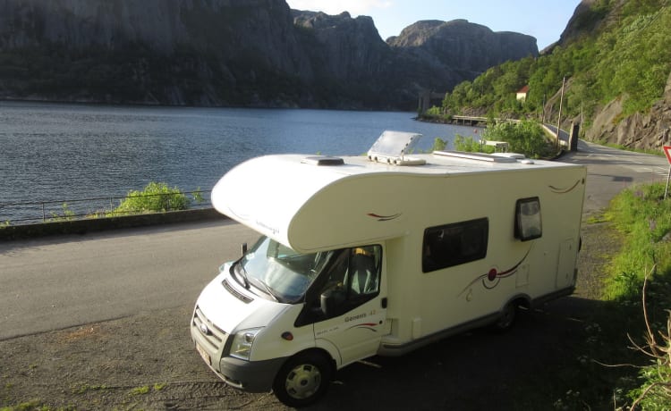 Genesis – Very cozy family motorhome