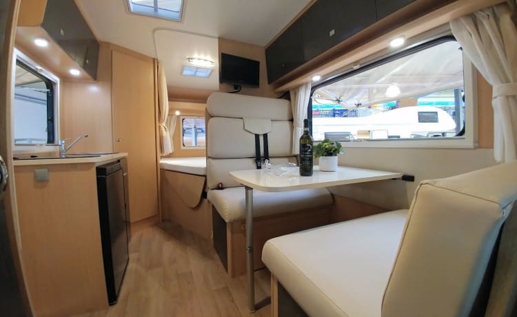 A-type – Jonge camper, automaat, navigatie, 2 x airco, 200 gratis extra's