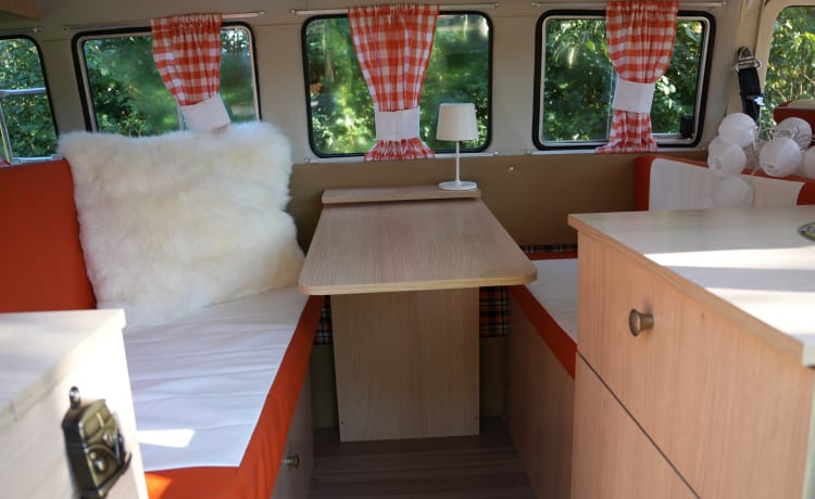 Bohemien – Camping-car rétro Volkswagen T2 : vivez une aventure inoubliable.