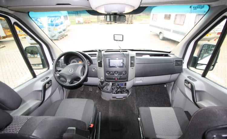 Superruime luxe MB Sprinter buscamper 2010 met XXL vastbed (2p)