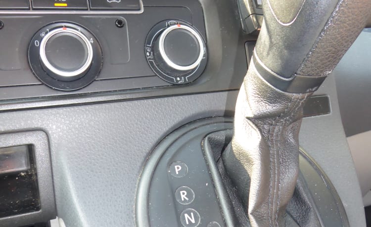 Ruby – Luxury modern Volkswagen Automatic 4 Berth Campervan fully equipped 