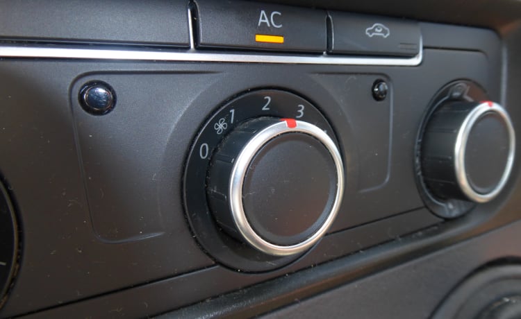 Ruby – Luxury modern Volkswagen Automatic 4 Berth Campervan fully equipped 