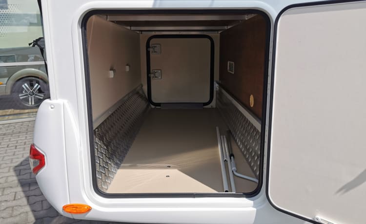 Nuovo Rimor semi-integrato, letto centrale Queens + letto a scomparsa, 5P