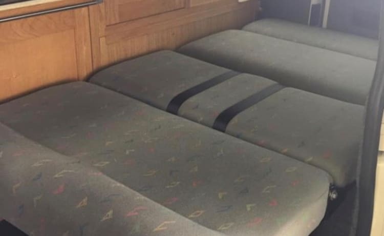 Frankie – Frankie Volkswagen camper van pop-up roof Transporter T5 sleeps 4 