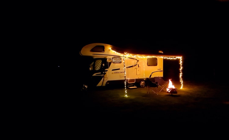 Onbeperkte wifi voor streaming. Solar, 2x110Ah accu's voor offgrid.
