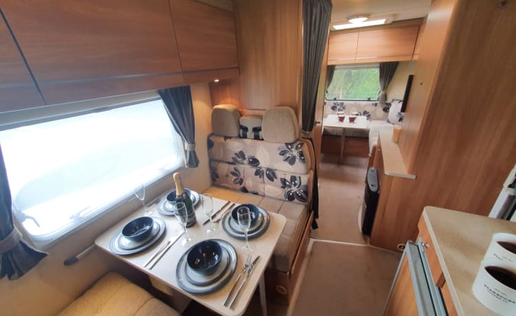 Onbeperkte wifi voor streaming. Solar, 2x110Ah accu's voor offgrid.