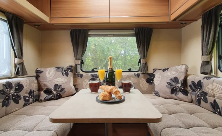 Onbeperkte wifi voor streaming. Solar, 2x110Ah accu's voor offgrid.