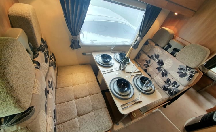 Onbeperkte wifi voor streaming. Solar, 2x110Ah accu's voor offgrid.