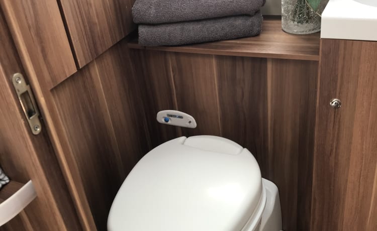 Freddy – Roller Team T Line 590 Sleeps 4