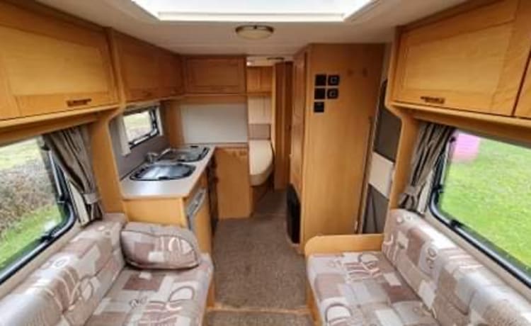 Kevin  – Lovey 4-Bett-Wohnmobil mit Sitz in Hereford