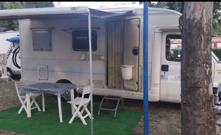 FabioCinzia – Semi-integrated motorhome equipped for camping