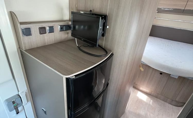 4 Pers. Herausforderer. Geräumiger, moderner und luxuriöser Camper mit AIRCO und 2x TV.