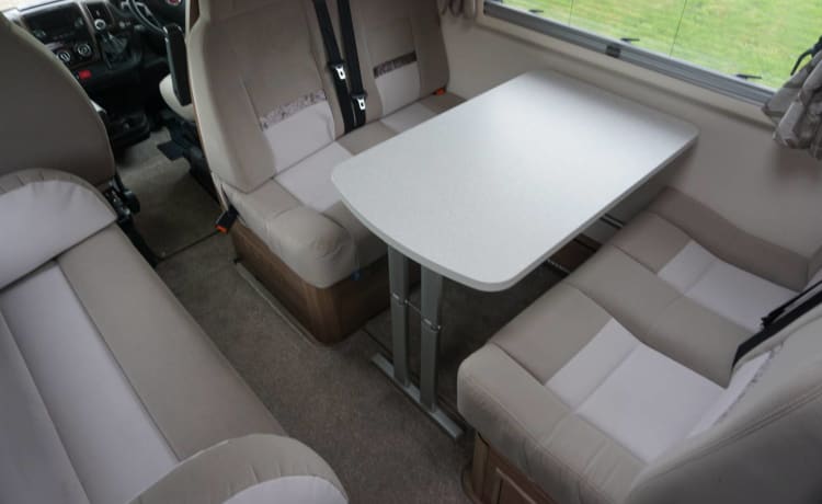 6 Berth 6 Belts - Le camping-car familial ultime