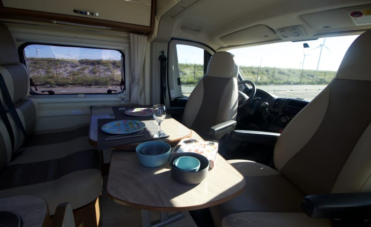 Skippy – Beautiful, sturdy luxury full bus camper.