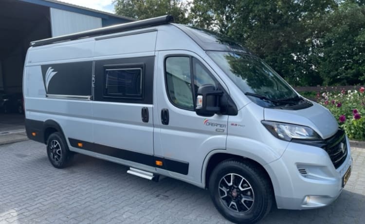 Dreamer D 68 – Mooie, ruime en luxe camperbus met enkele bedden en 9-traps automaat