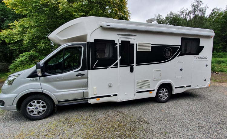 Luxury 4 Berth Benimar Tessoro 463 (2020)   