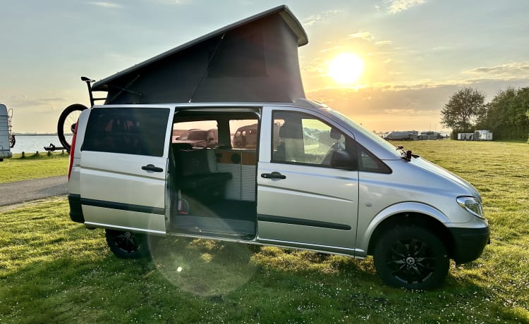 #ExplorerBuzzs – 4 Persoons MB Vito 4x4 Campervan (2009)