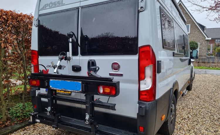 Onze Peuzel – Possl Summit 640 (2022) avec motard de bus