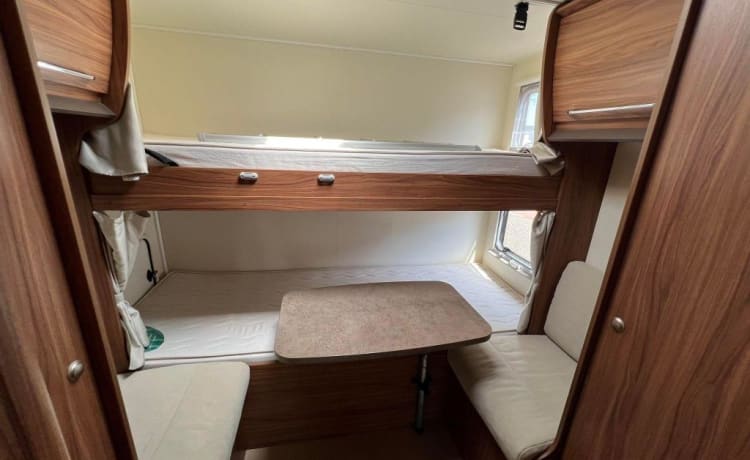 Lady Woodpecker – 5-person luxury family camper with bunk and 2-person pull-down bed.