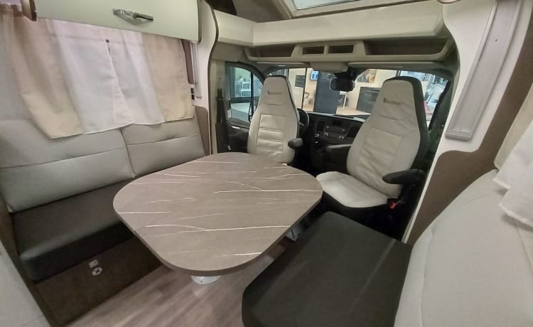 Luxe Ford Mobilhome met Dubbele 2-Persoonsbedden - Jouw Ultieme Reisgenoot!