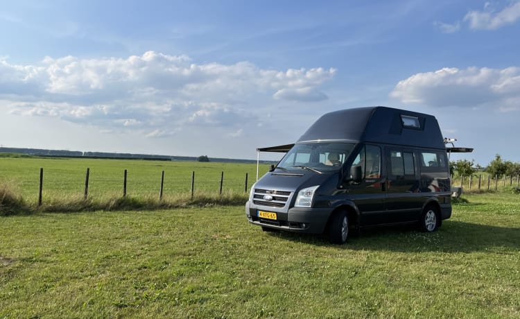 Schöner Ford Transit Nugget mit Hochdach, viel Platz in einem kompakten Bus!