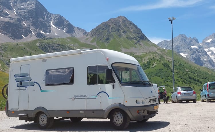 Cozy 5-person Hymer integral camper