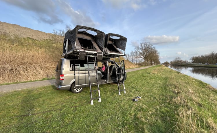 Rooftop party Van  – Happy 4 person Volkswagen party Van. 