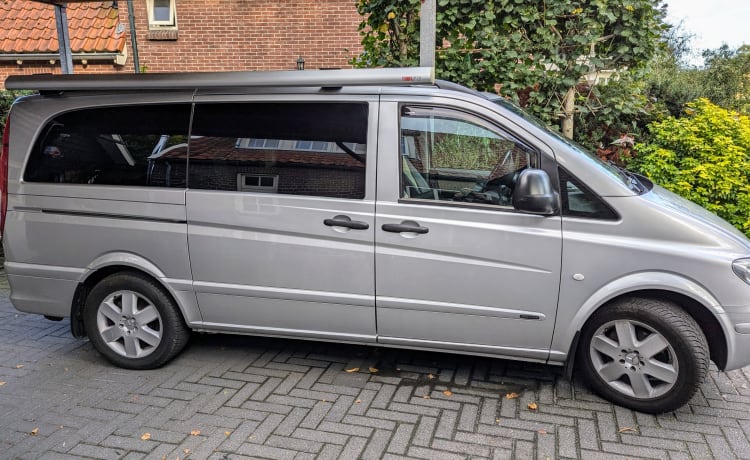 Een echt trekpaard met maar liefst 204 pk. – Mercedes-Vito with attractive layout for 2 people or with 4-person seasonal tent