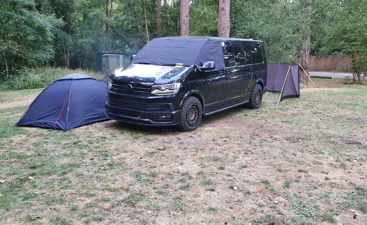 "The Bus" – Custom VW T6 Stealth Camper